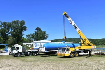 La balsa “La Niña” regresó al dique El Cadillal tras su restauración completa