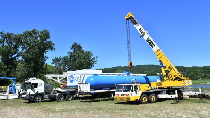 La balsa “La Niña” regresó al dique El Cadillal tras su restauración completa