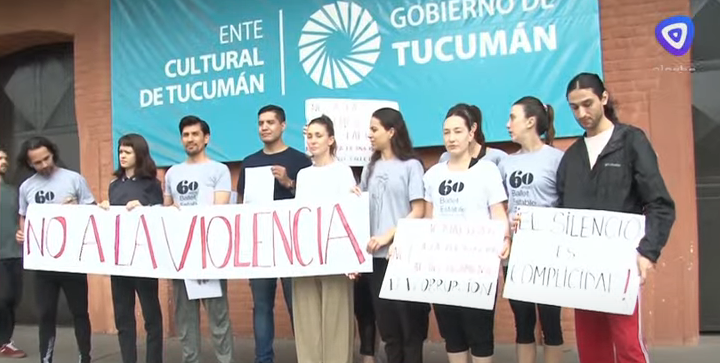 Bailarines del Ballet Estable de Tucumán danzaron en señal de protesta