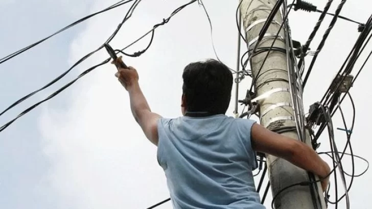 Intentó robar cables y dejó sin luz al bar de una estación de servicio