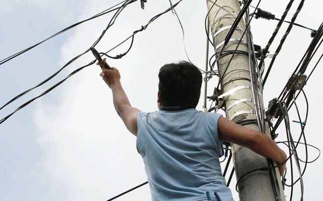 Intentó robar cables y dejó sin luz al bar de una estación de servicio