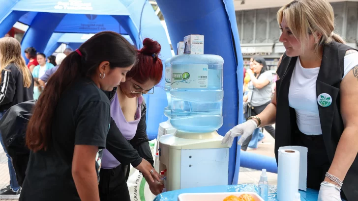 La intendenta Chahla habilitó una estación climática donde los vecinos podrán protegerse de las altas temperaturas