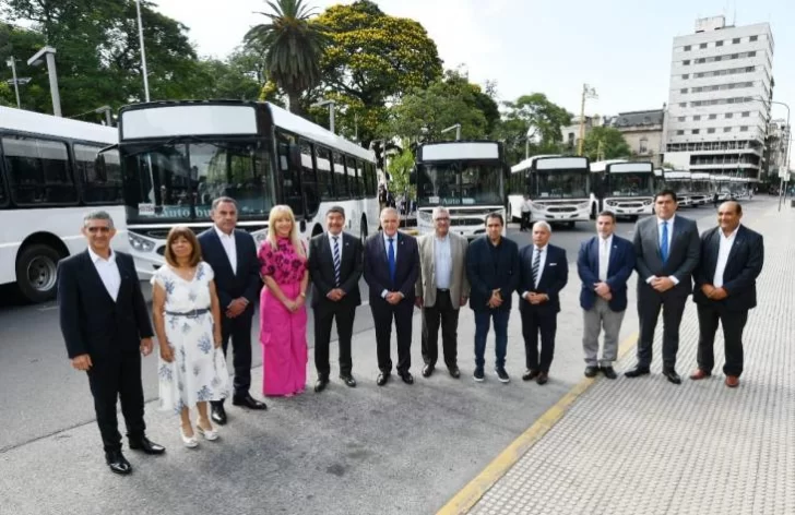 Presentaron los primeros colectivos adquiridos por la Provincia para renovar el transporte público