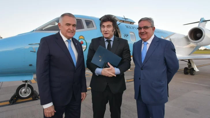 El presidente Milei llegó a Tucumán y Jaldo recibió en el aeropuerto