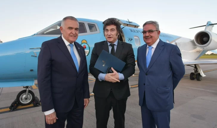 El presidente Milei llegó a Tucumán y Jaldo recibió en el aeropuerto