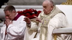 El papa Francisco encabezó la Misa de Nochebuena: “En esta noche, la puerta de la esperanza se ha abierto de par en par al mundo”
