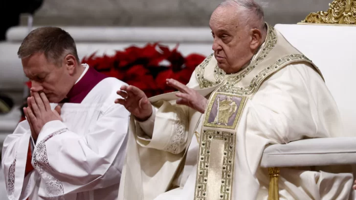 El papa Francisco encabezó la Misa de Nochebuena: “En esta noche, la puerta de la esperanza se ha abierto de par en par al mundo”