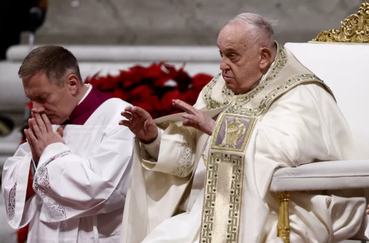 El papa Francisco encabezó la Misa de Nochebuena: “En esta noche, la puerta de la esperanza se ha abierto de par en par al mundo”