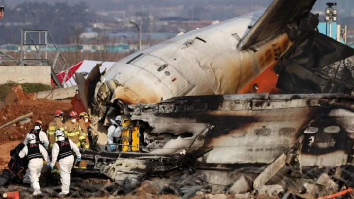 Tragedia aérea en Corea del Sur: murieron 179 personas y rescataron a sólo dos supervivientes al estrellarse un avión en el aterrizaje