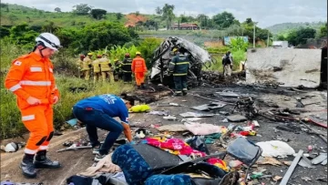 Un micro pinchó una rueda, impactó contra un camión y se incendió en Brasil: cuentan 37 fallecidos