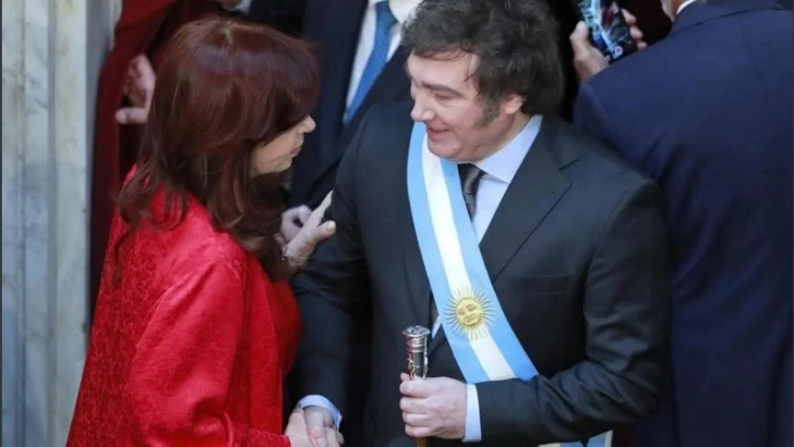 “Todo tuyo” y “no te bancas la pelusa”: el ida y vuelta entre Javier Milei y Cristina Kirchner por el caso Kueider