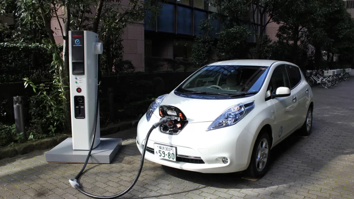 Habilitan la instalación de centros de carga de autos eléctricos