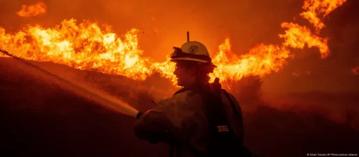 Un nuevo incendio cerca de Los Ángeles generó la evacuación de 20 mil personas