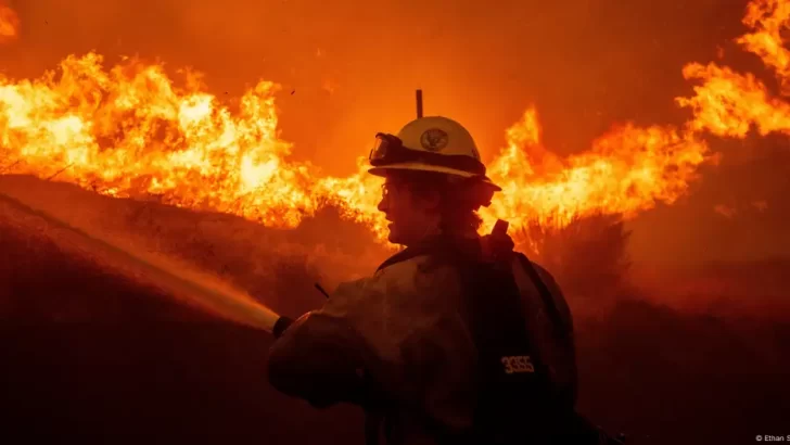 Un nuevo incendio cerca de Los Ángeles generó la evacuación de 20 mil personas