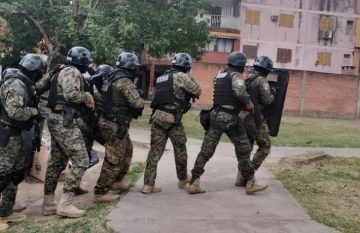 Allanamientos y secuestros por el enfrentamiento en Barrio Oeste II