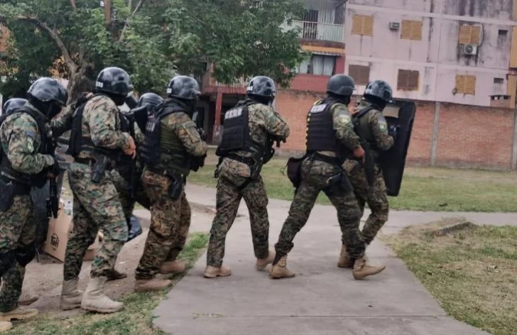 Allanamientos y secuestros por el enfrentamiento en Barrio Oeste II