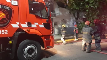 Rescate dramático en Parque Chacabuco: una familia escapó de un incendio y arrojó a su bebé desde un balcó