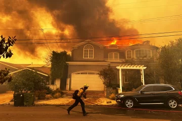 Voraz incendio en California: más de 30 mil evacuados