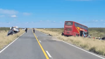 Tragedia en la ruta: un colectivo con obreros “golondrinas” de Tucumán chocó contra una camioneta