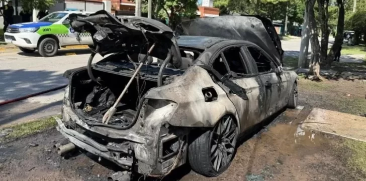 Incendiaron un auto de alta gama por una supuesta venganza