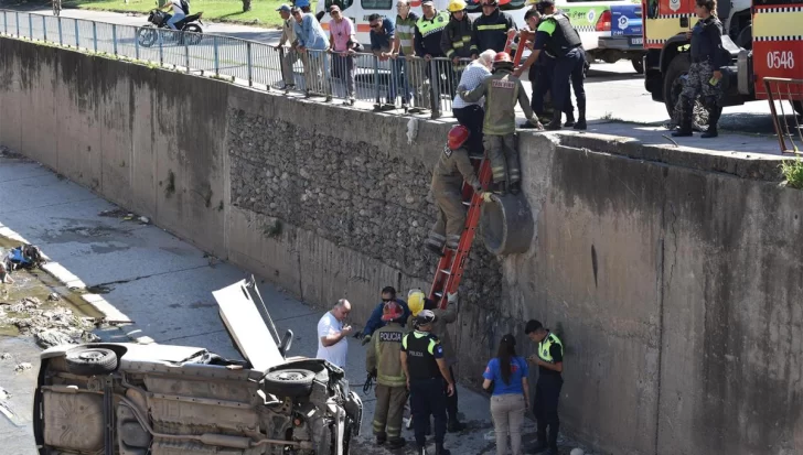 Perdió el control del vehículo y cayó al canal de Camino del Perú y San Juan