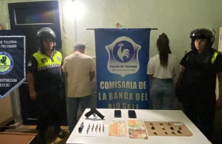 Aprehendieron a una pareja que circulaba en una moto con un arma de fuego y drogas