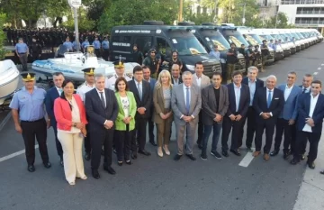 El Gobierno provincial entregó equipamiento y vehículos para la Policía y el Servicio Penitenciario