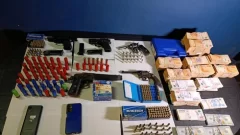 Personal policial aprehendió a dos personas que tenían en su poder $8 millones y 26 mil dólares