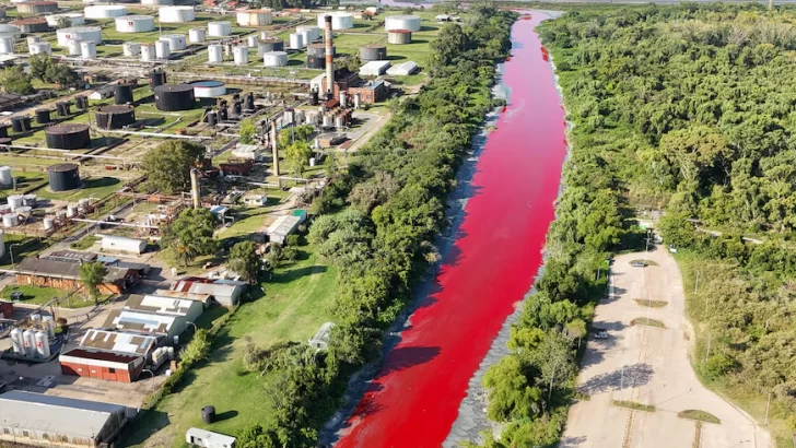 El arroyo Sarandí se tiñó de rojo y hay alerta entre los vecinos