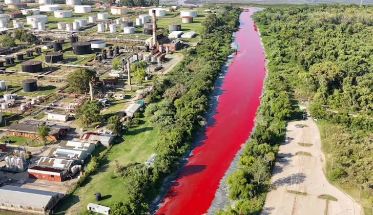 El arroyo Sarandí se tiñó de rojo y hay alerta entre los vecinos