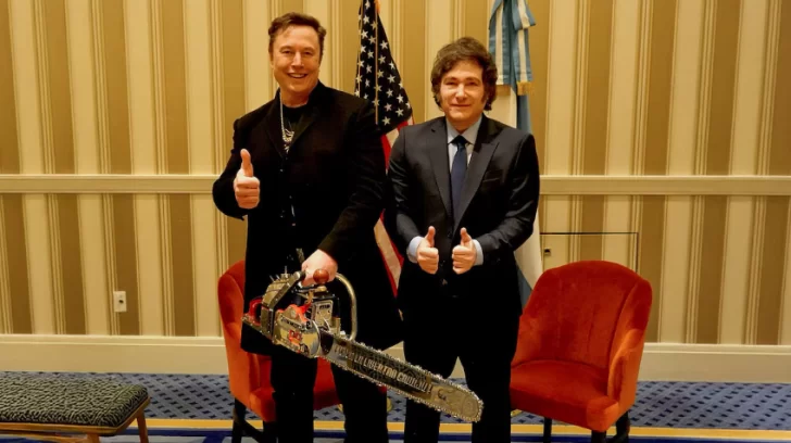 Javier Milei se reunió con Elon Musk y le regaló una motosierra