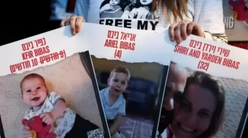 Israel confirmó que Hamas entregó los cuerpos de Ariel y Kfir Bibas, pero que el tercero no pertenece a Shiri Bibas