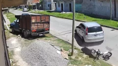 Un hombre atropelló a una pareja que iba en moto, escapó y lo detuvieron
