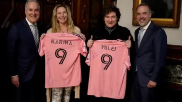 Milei se reunió con uno de los dueños del Inter Miami y recibió una camiseta firmada por Messi