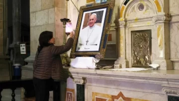 El Papa mejora: cesó la insuficiencia renal y evoluciona “normalmente” del cuadro pulmonar