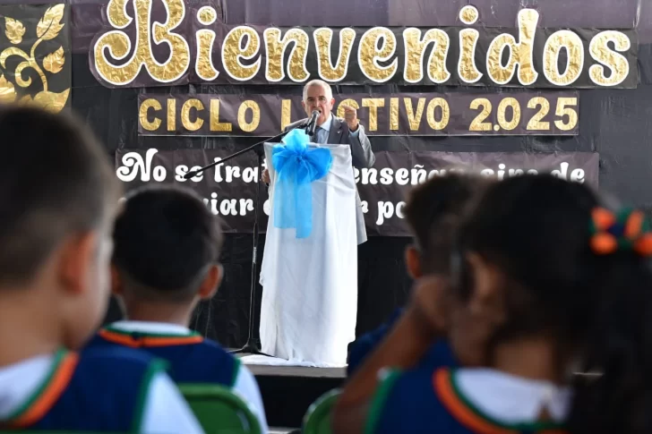 Jaldo encabezó el inicio del ciclo lectivo 2025 en una escuela de Lules