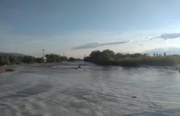 Cortan la circulación en la ruta nacional 40 por el desborde del Río Santa María