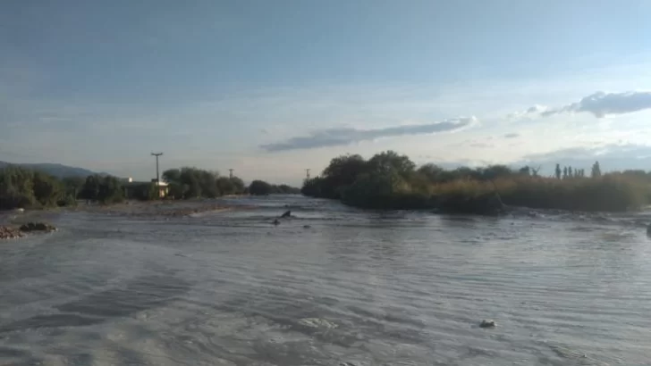 Cortan la circulación en la ruta nacional 40 por el desborde del Río Santa María