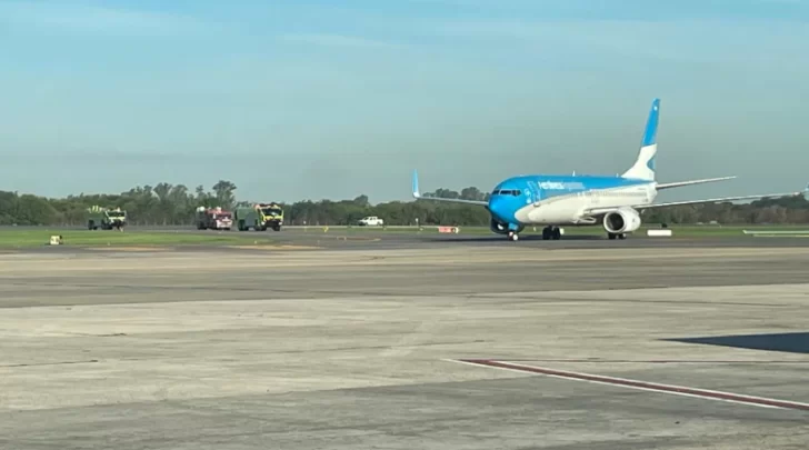 Explosión en el aire: un avión de Aerolíneas aterrizó de emergencia en Ezeiza