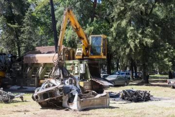 San Miguel de Tucumán avanza con la compactación de vehículos en desuso