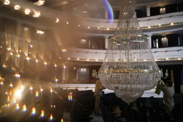 Comenzó la puesta a punto de la araña de luces del teatro San Martin