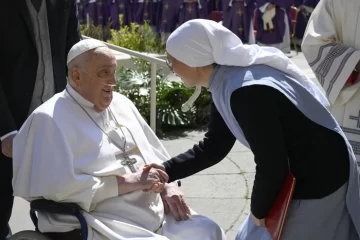 El Papa reapareció por sorpresa ante los fieles en la Plaza San Pedro