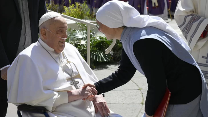El Papa reapareció por sorpresa ante los fieles en la Plaza San Pedro