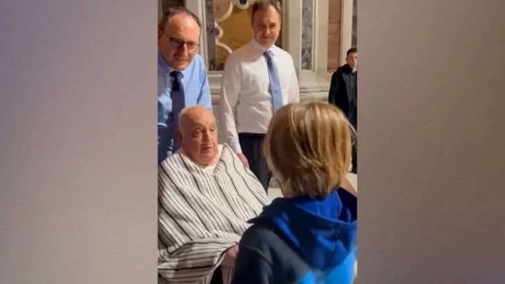 La inesperada aparición del papa Francisco en el Vaticano, con camiseta y poncho