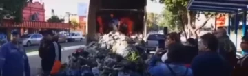 Un joven en estado reservado tras ser aplastado por sistema de compactación de residuos en San Miguel de Tucumán