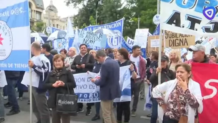 Masivo apoyo al reclamo de los jubilados tucumanos