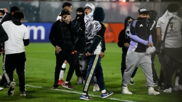 Tragedia en Chile: dos muertos, invasión y partido suspendido entre Colo Colo y Fortaleza